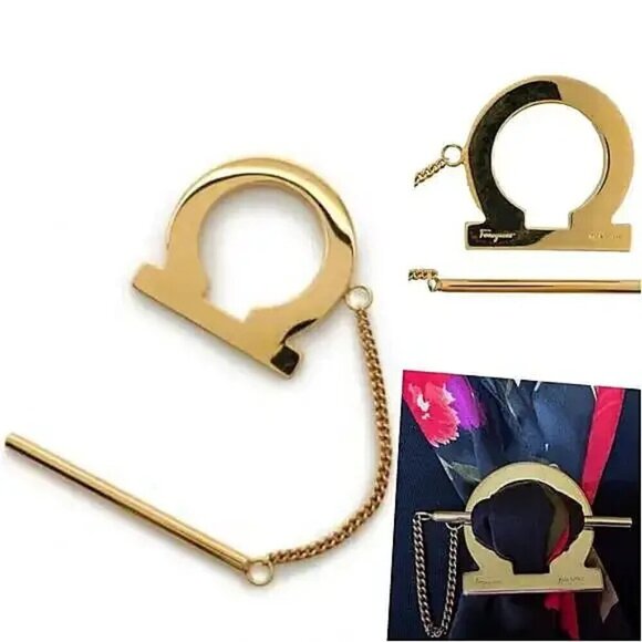 Salvatore Ferragamo Iconic Chunky Gancini Scarf Ring Gold Tone MINT - Picture 1 of 5